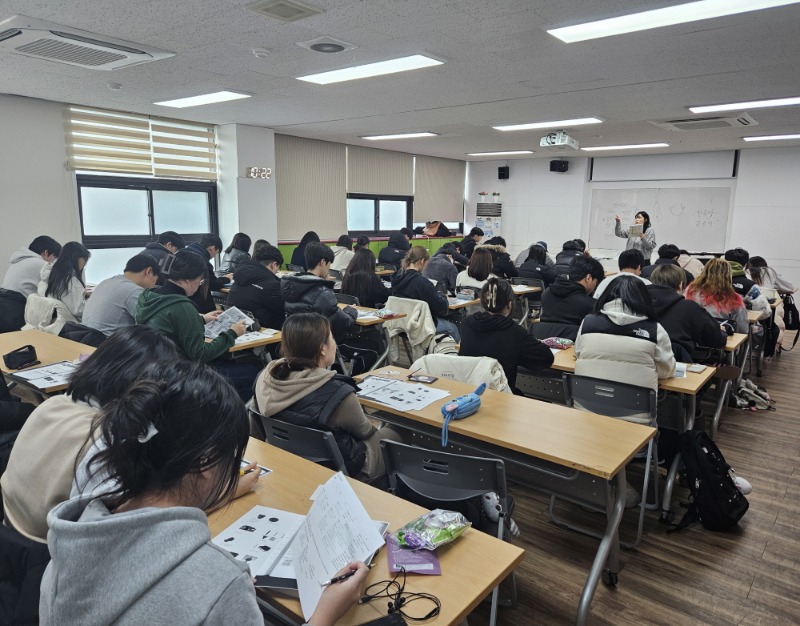 [크기변환]6-2. 관련사진(2025년 학교 밖 청소년 검정고시 합격을 위한 첫걸음 검정고시특강반 시작).jpg